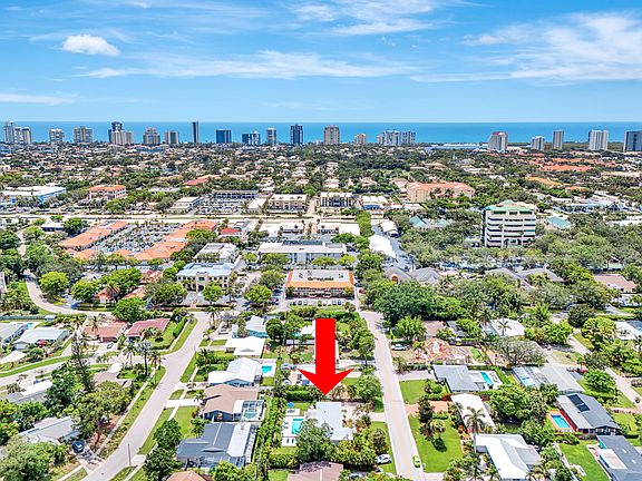 less then 10 min walk to Beach or 3 min drive to Clam Pass - walk over to waterside shops for best shopping and dining - Fresh market 5 min away - best school district