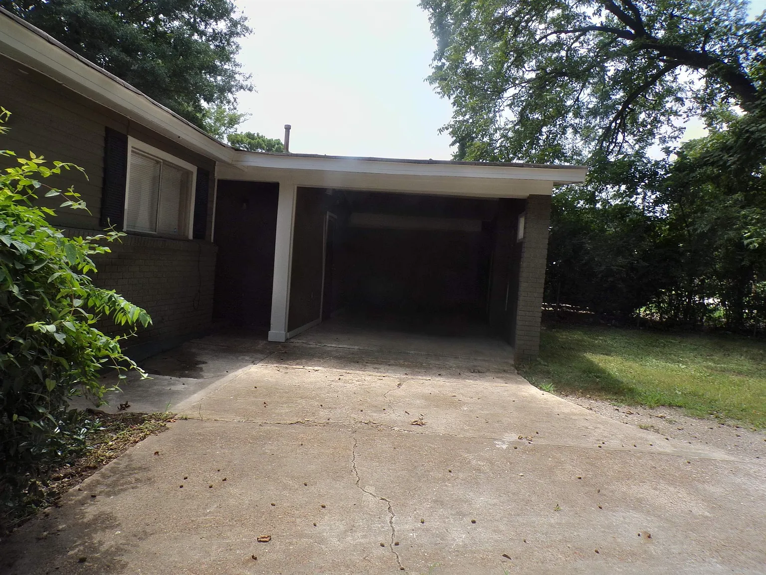 3 bed, 1.0 bath, 1161 sqft, $1,250 — Photo 2