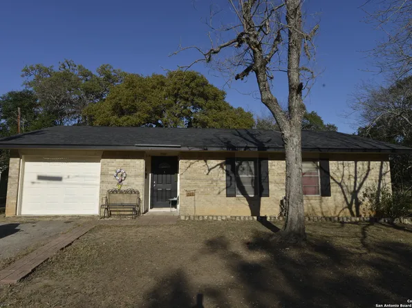 207 Hackberry, Bandera, TX 78003