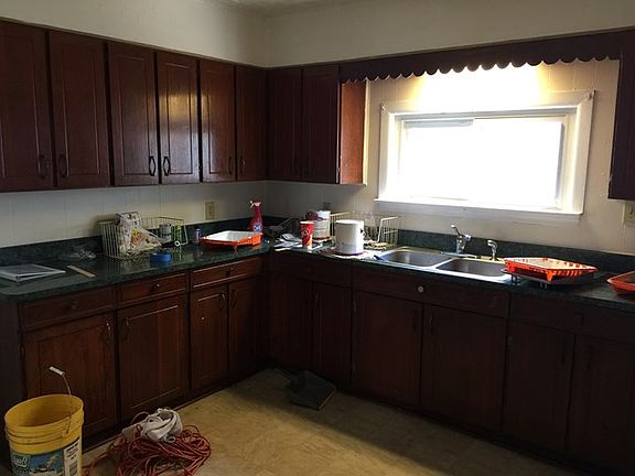 3rd image of 320 E Walnut St