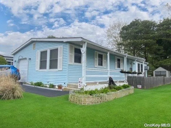 122 W Village Circle #122, Manorville, NY 11949