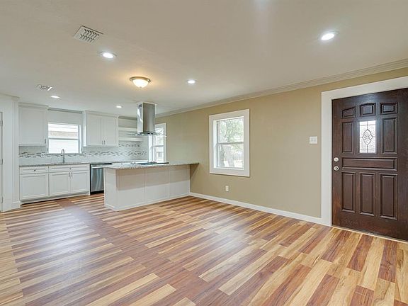 3rd image of 1207 Kingston Dr