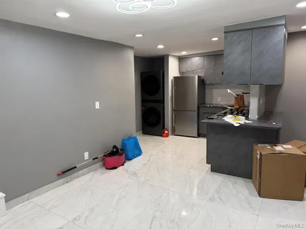 132-18 Avery Avenue image 4 of 6