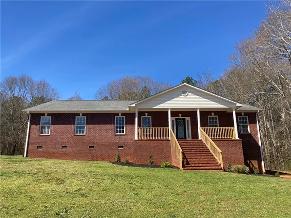 809 Dogwood Ln, Townville, SC 29689
