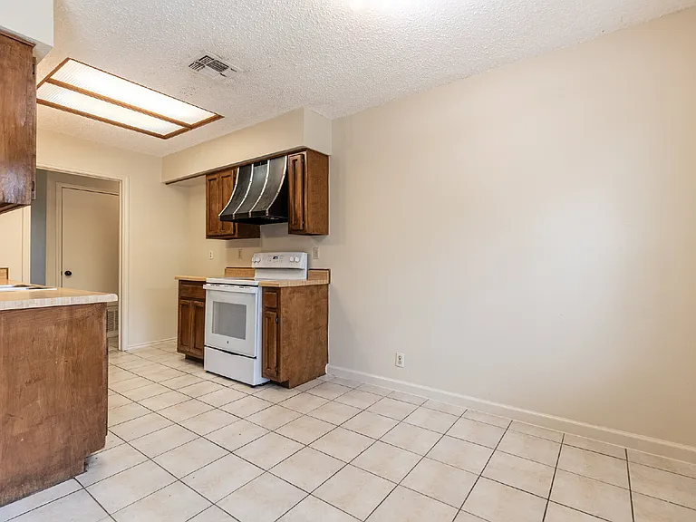 7750 Crooked Road St — Photo 9