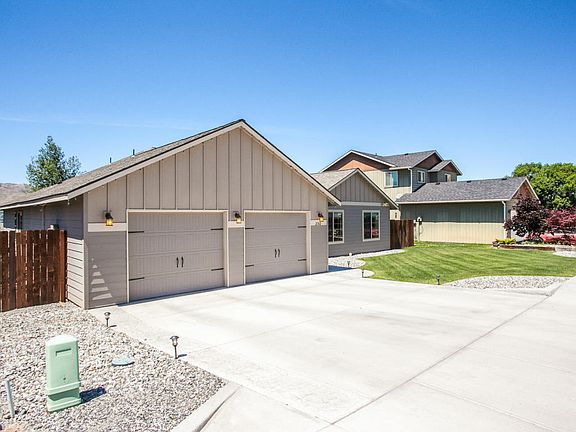 3rd image of 2142 Blackstone Ct