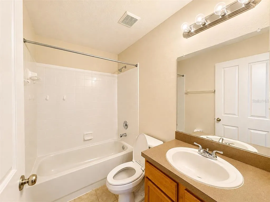 3 bed, 2.0 bath, 1641 sqft, $2,300 — Photo 4