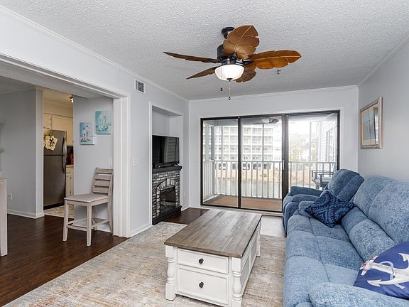 4th image of 305 Hillside Dr. N #204