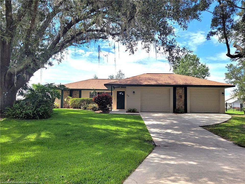 1st image of 208 Oak Knolls Cir