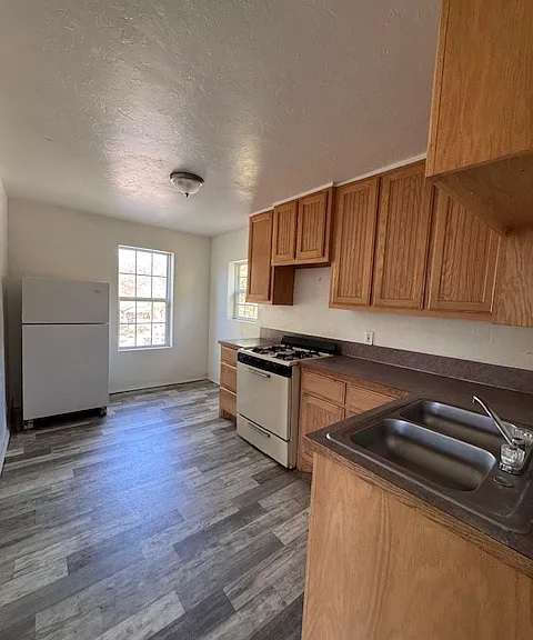 900 E 9th St #4 — Photo 4