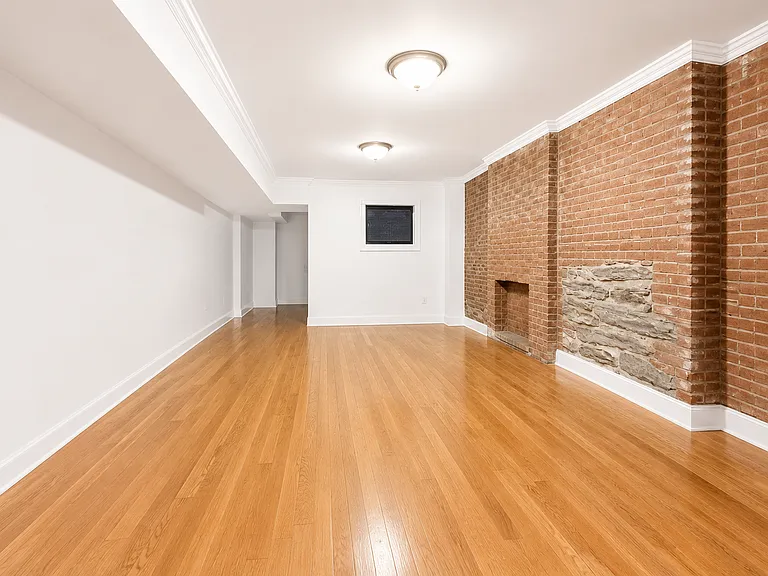 321 E 10th St #1E — Photo 1