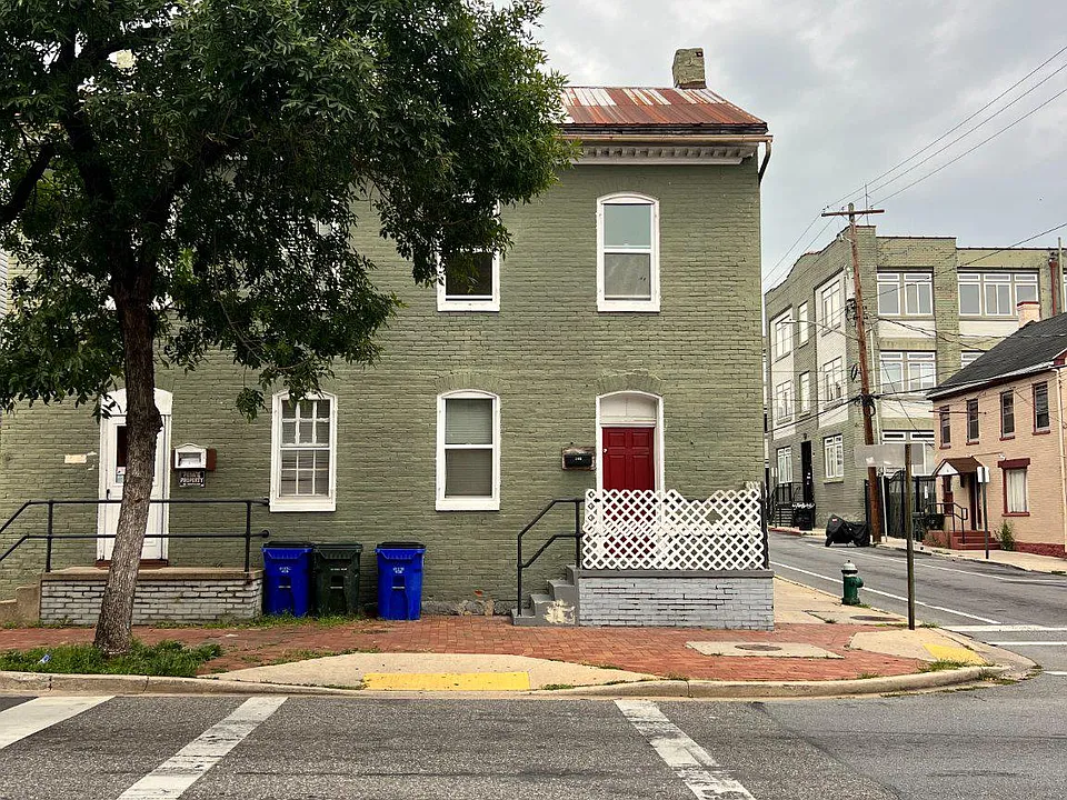 148 E Washington St #1