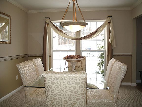 4th image of 75 Chaucer Cir