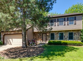 1226 Parliament Ct, Libertyville, IL