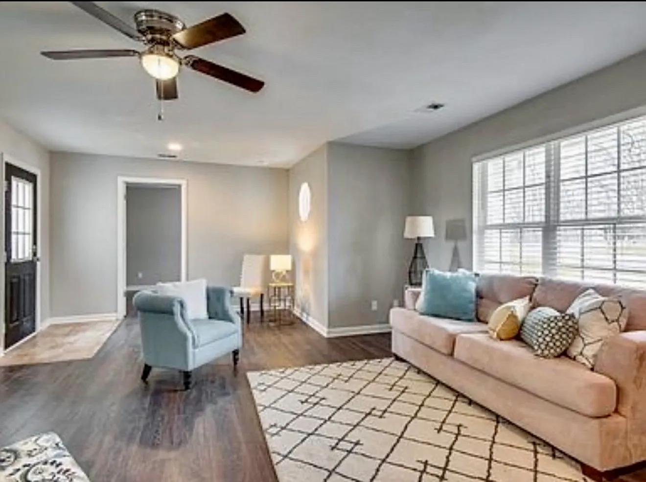 5 bed, 2870 sqft, $2,945 — Photo 3