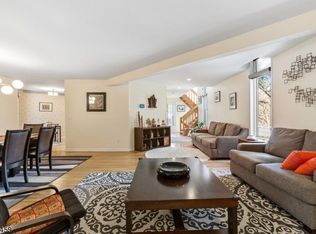 4 Stonegate Dr, Watchung, NJ 07069