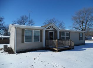 407 W Washington St, Wayne City, IL 62895