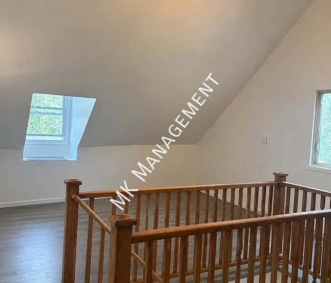 639 E Locust St #5 — Photo 6