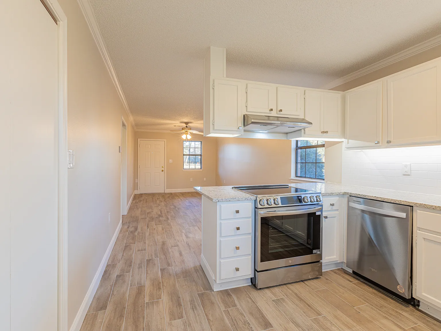 2 bed, 833 sqft, $985 — Photo 4