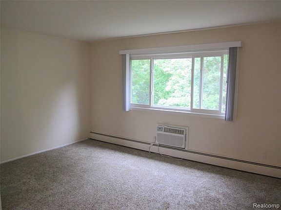 2nd image of 31831 Grand River Ave Unit 21
