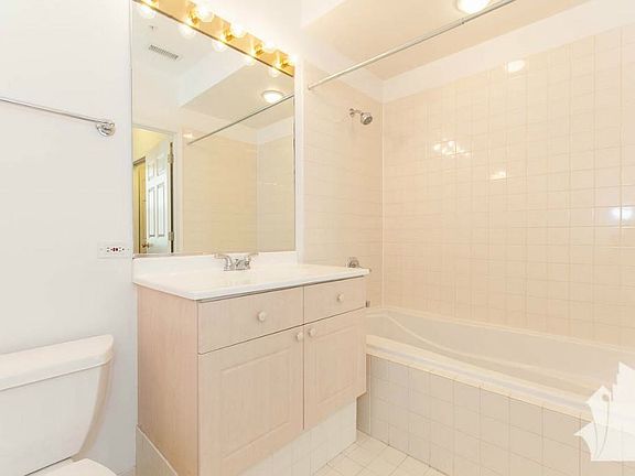 3rd image of 330 S Michigan Ave #878401