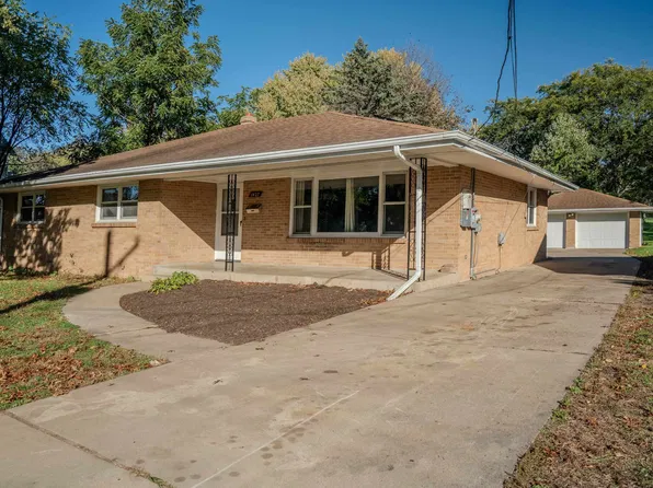 1427 S Walnut Ave, Freeport, IL 61032