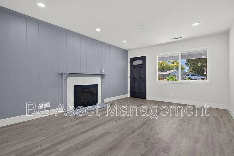 3 bed, 2.0 bath, 1269 sqft, $3,450 — Photo 3