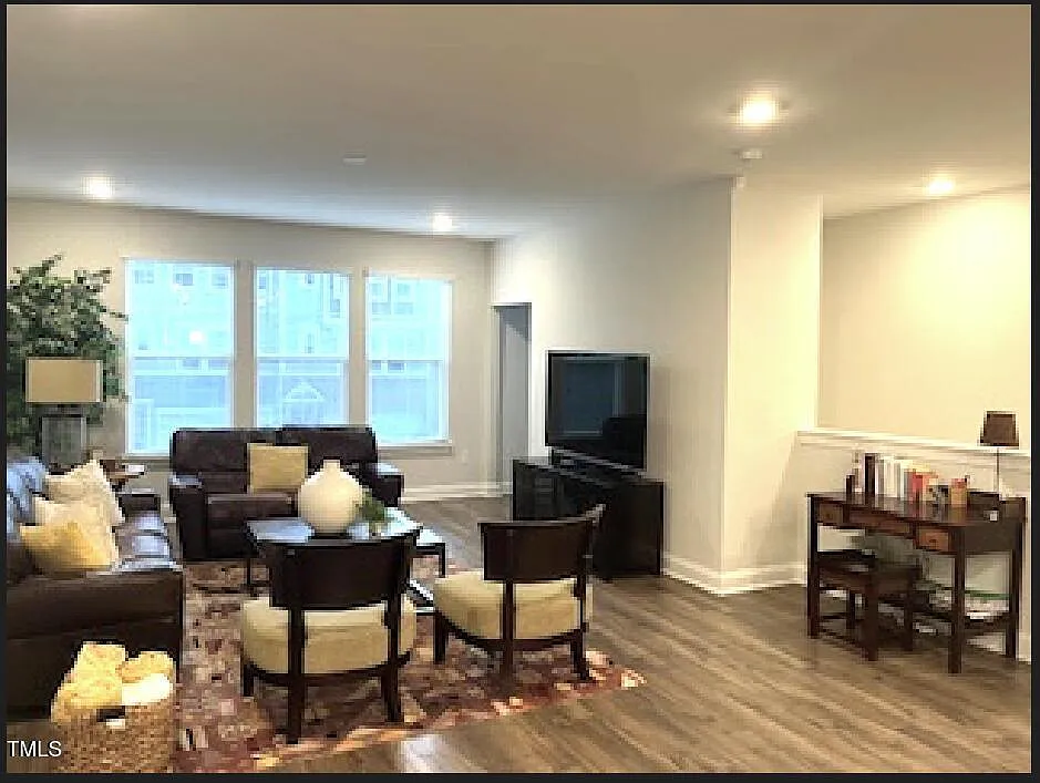 4 bed, 3.5 bath, 2350 sqft, $2,395 — Photo 3