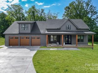 162 Mavrick Dr, Mills River, NC 28759