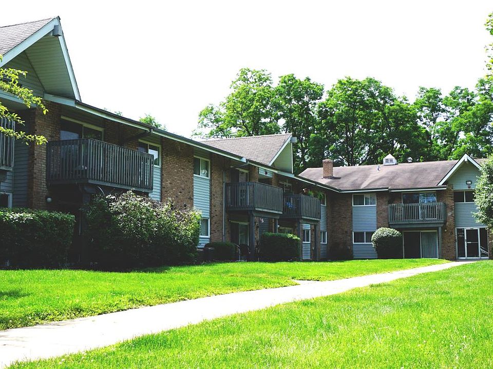 1st image of 16W671 Mockingbird Ln APT 104