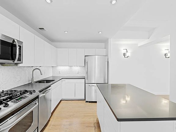 3rd image of 475 Sterling Pl APT 1B