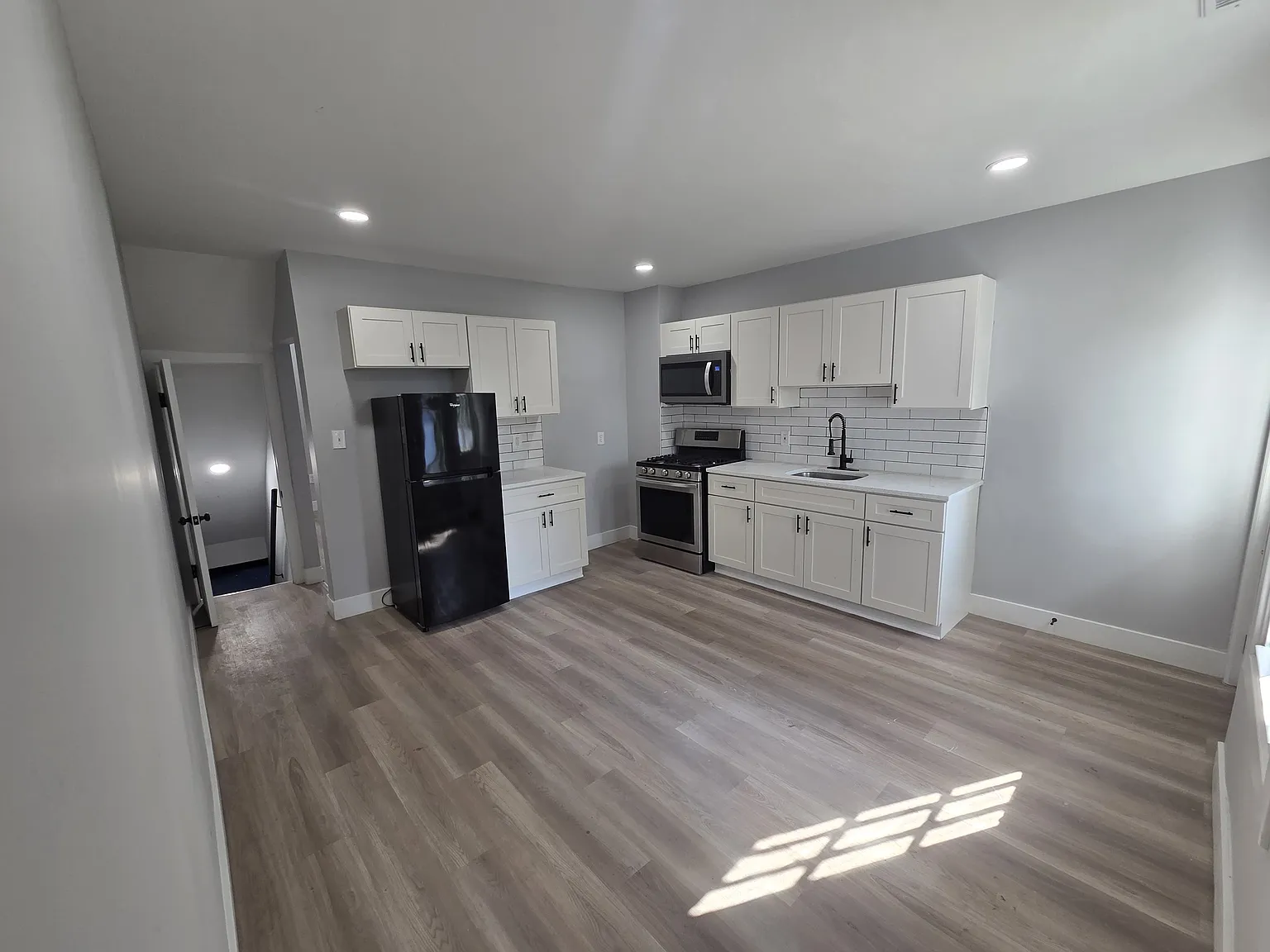 3 bed, 1.5 bath, 1500 sqft, $2,250 — Photo 2