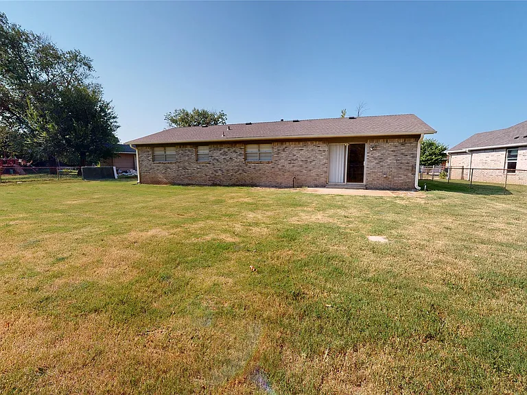 503 W C St — Photo 30