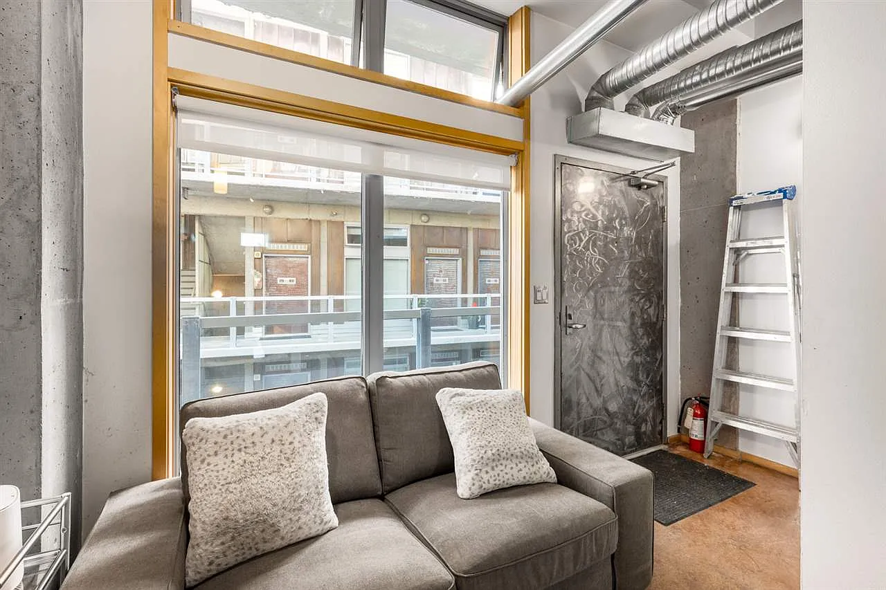 3 bed, 700 sqft, $3,000 — Photo 2