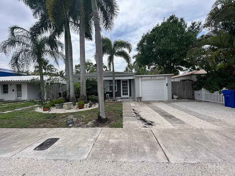 819 SW 9th Ter — Photo 1