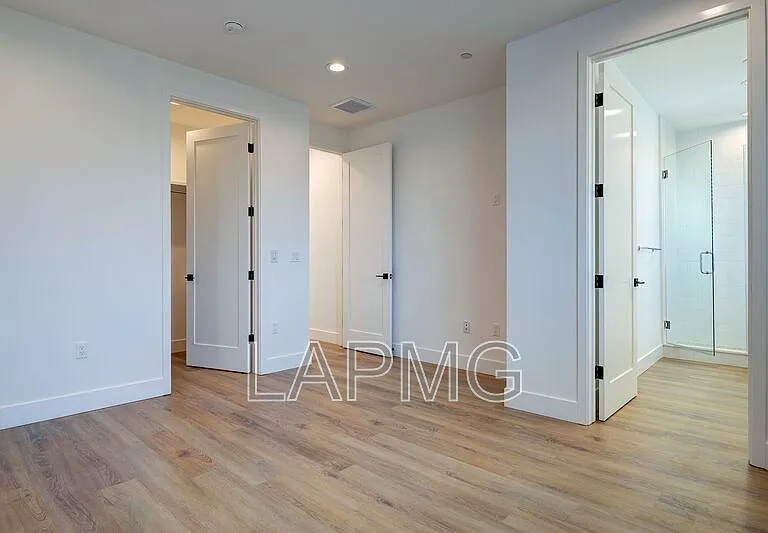 4507 Saturn St #1/2 — Photo 15