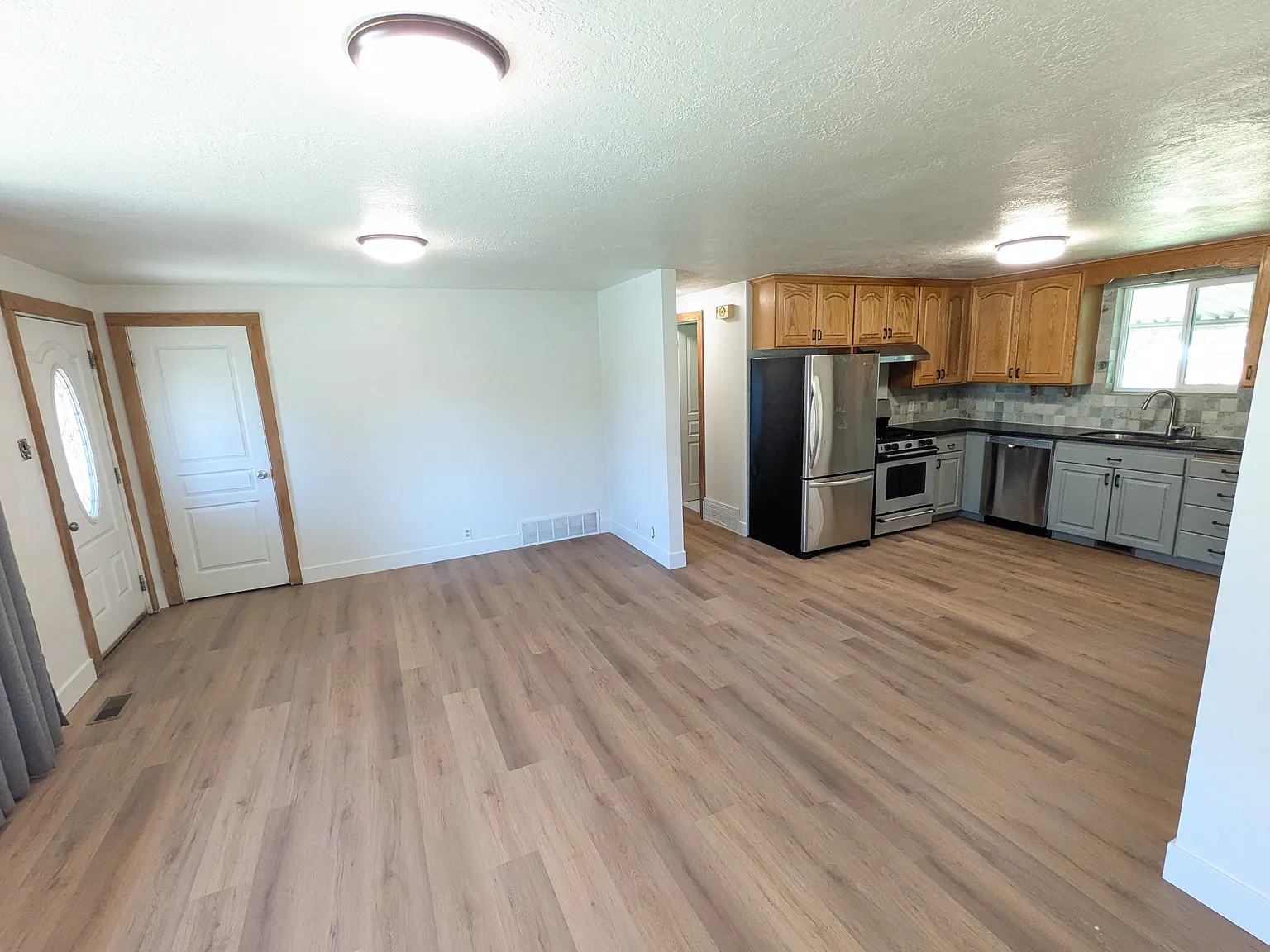 4 bed, 1900 sqft, $2,500 — Photo 4