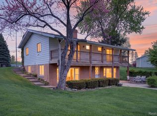 1365 Blue Water Dr, Fenton, MI 48430