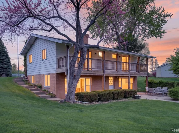 1365 Blue Water Dr, Fenton, MI 48430