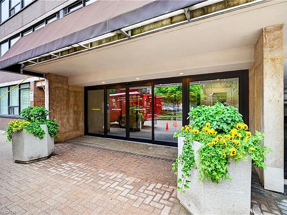 4th image of 120 Duke St #1106