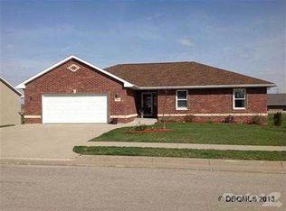 708 River Bend Dr NE, Cascade, IA 52033