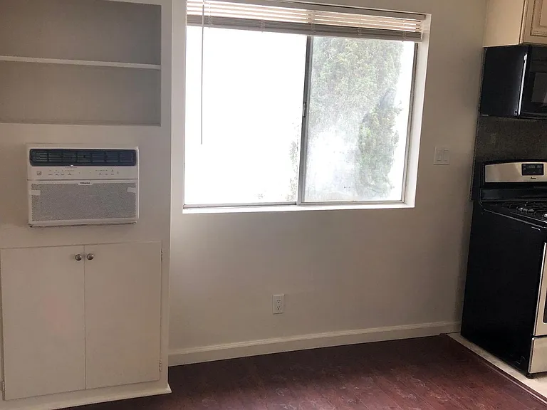 11446 Califa St #3 — Photo 8