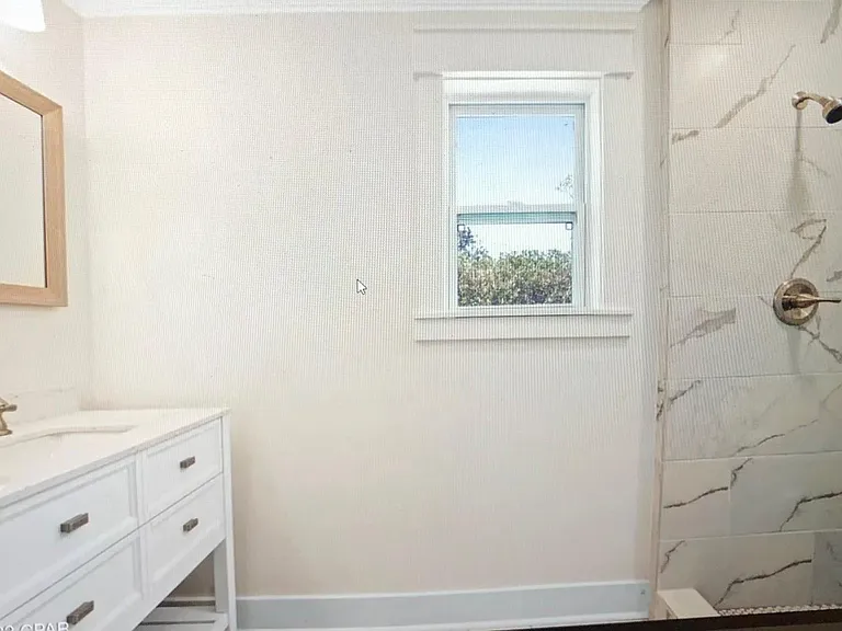 910 W 12th St — Photo 11