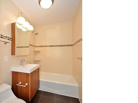 3rd image of 2116 31st Ave APT 6D