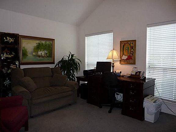 2nd image of 524 Stonewall Ct