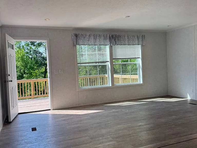 465-8 Royal Manor Rd — Photo 11