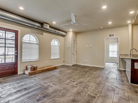 4th image of 1003 Elmwood Dr Unit 2