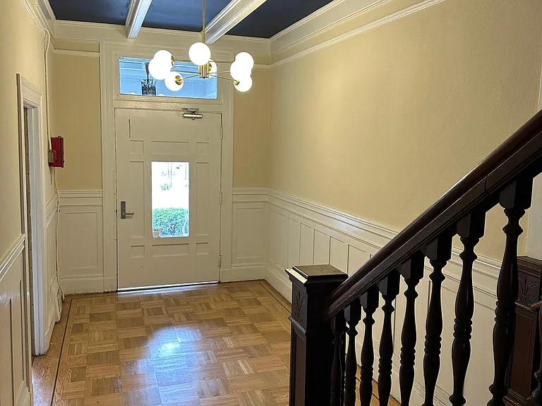 2327 Van Ness Ave #7 — Photo 9