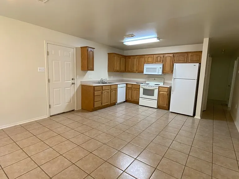 108 Poplar St — Photo 3