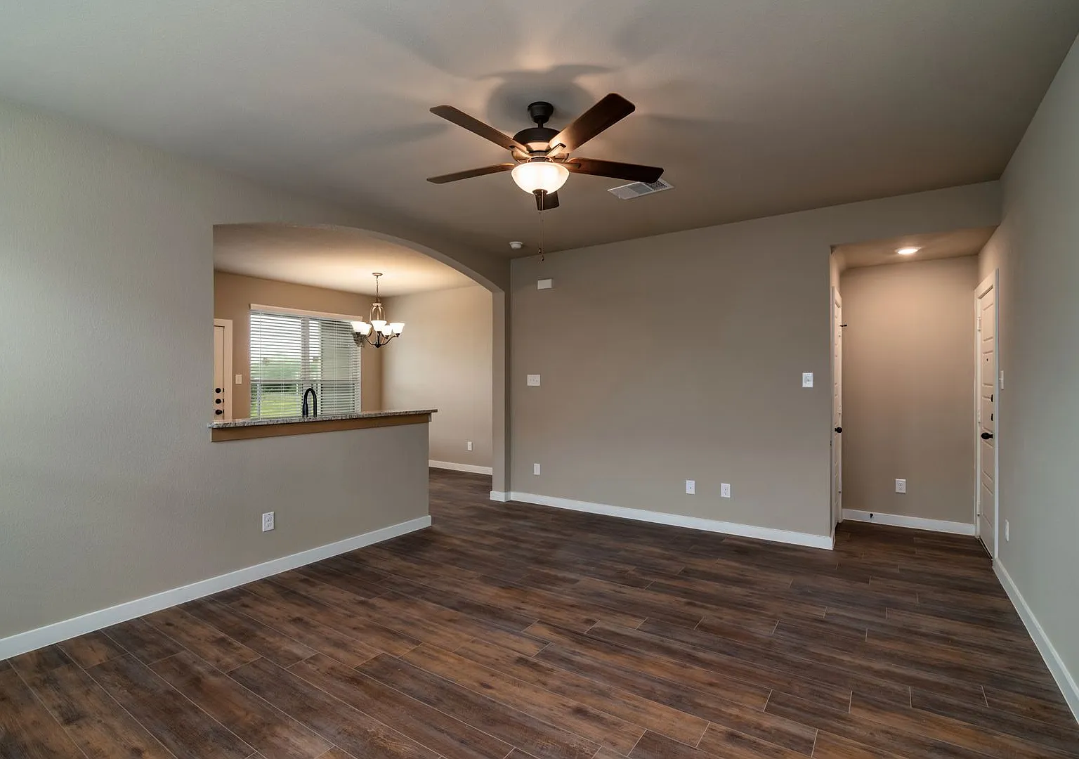 Gorgeous 3 Bedroom 2.5 Bath Duplex Located In Midlothian Isd! — Photo 3